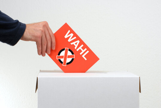 Hand mit Wahlurne: Alles zum Thema Wahl