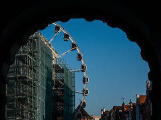 Ferris wheel in the city of Gdansk. Shot through the arch