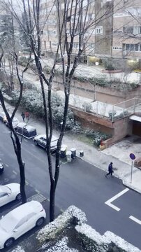 Nieve y hielo en ciudad nevada con peatones y coches en la calle