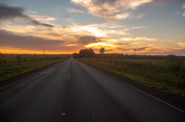 Une route d&eacute;serte au coucher du soleil, voyage et libert&eacute; dans les plaines sauvages du Br&eacute;sil 