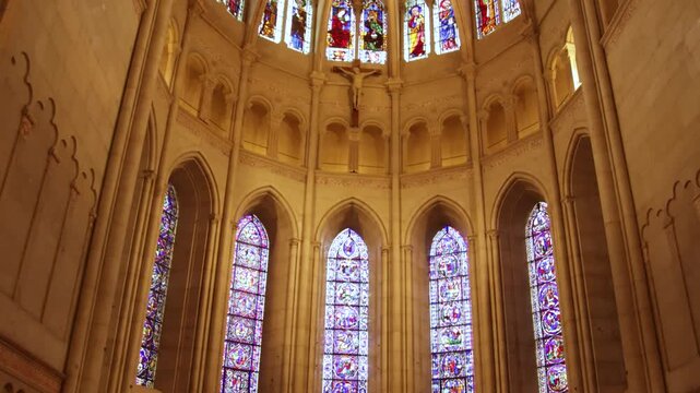 Int&eacute;rieur lumineux Cath&eacute;drale Saint-Jean Lyon