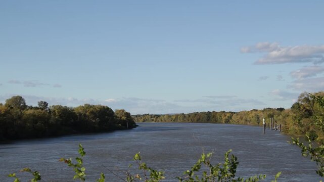 Vue calme du Rh&ocirc;ne &agrave; Tarascon