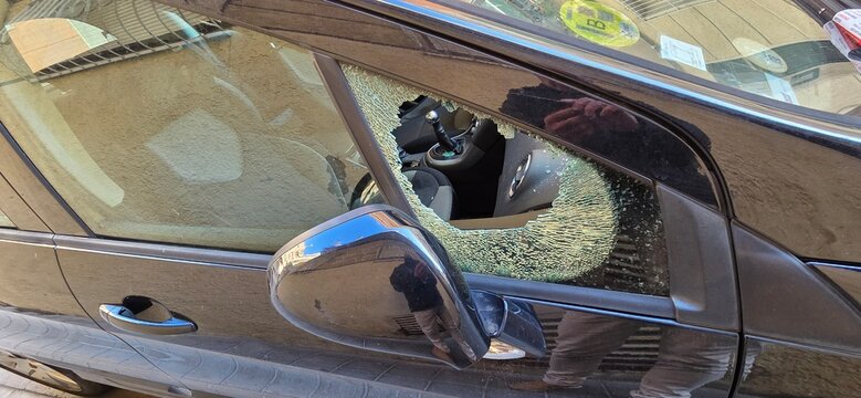 Coche con ventanilla rota para robar , concepto inseguridad ciudadana y aumento de la delincuencia.