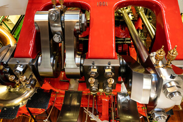 Maschinenanlage eines historischen Dampfschiffs auf den Vieerwaldst&auml;tter See