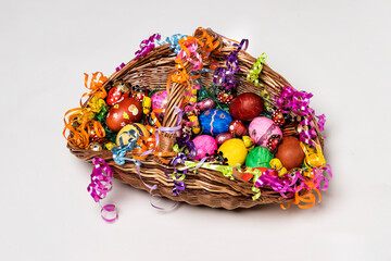 
Osterk&ouml;rbchen mit bunt bemalten Ostereiern