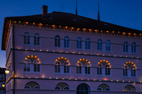 Rathaus in Bad Wimpfen mit Weihnachtsbeleuchtung