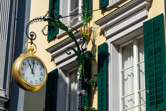 Taschenuhr als Firmenschild in Luzern