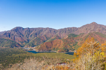 日本の風景・秋　山梨県鳴沢村　紅葉の紅葉台からの眺望 © Yuta1127