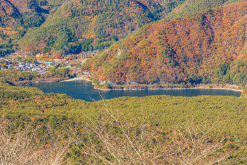 日本の風景・秋　山梨県鳴沢村　紅葉の紅葉台から西湖を望む © Yuta1127