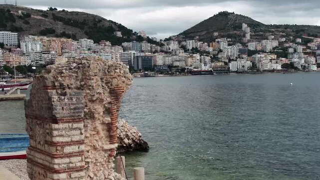 Historische K&uuml;stenruine mit Blick auf dicht bebaute Hangstadt, Saranda, Qark Vlora, Albanien