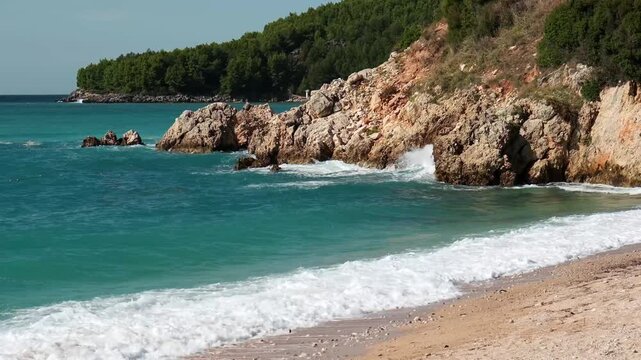 Breiter Strand mit sanften Wellen und mediterraner K&uuml;ste, Himar&euml;, Kreis Vlora, Albanien