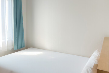 清潔な寝具がかかった木製ヘッドのある室内