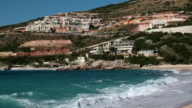 Leerer Strand mit Brandung und Resorts im Hintergrund, Jala, Qark Vlora, Albanien