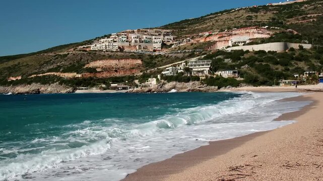 Leerer Strand mit Brandung und Resorts im Hintergrund, Jala, Qark Vlora, Albanien