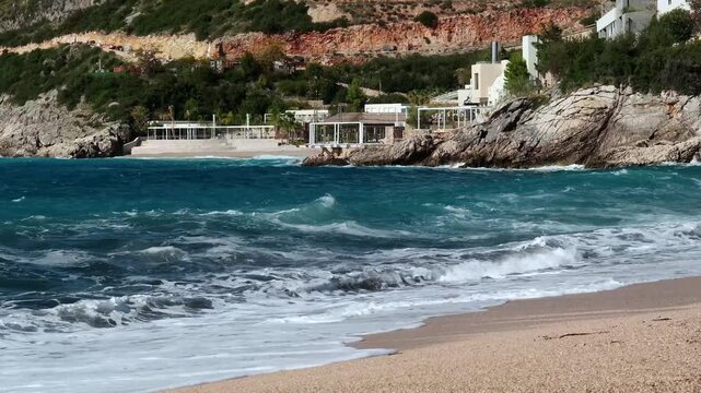 Leerer Strand mit Brandung und Resorts im Hintergrund, Jala, Qark Vlora, Albanien