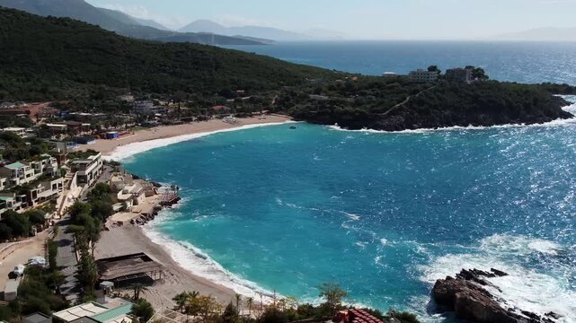 Moderne Hotelanlage an felsiger K&uuml;ste mit Blick aufs Meer, Jala, Qark Vlora, Albanien