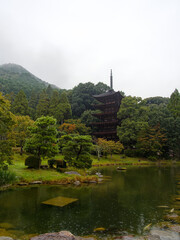  霧に包まれた瑠璃光寺五重塔と池の風景