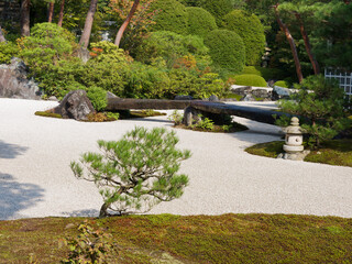  白砂と石が描く静寂の庭