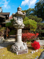  紅葉に包まれた献燈の石灯籠