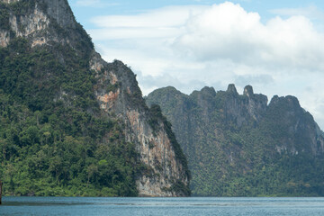Obraz premium Limestone cliffs and rainforest landscape in Khao Sok National Park, Thailand