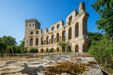 Fototapeta premium Normanischer Turm mit der Wand eines römischen Theaters, Ruinenberg, Sanssouci, Potsdam
