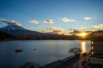 Obraz premium 夕日が沈む河口湖と富士山の冬景色