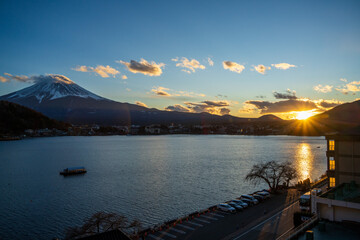 Obraz premium 夕日が沈む河口湖と富士山の冬景色