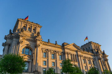 Fototapeta premium Der Deutsche Bundestag im Abendlicht im Regierungsviertel, Berlin, Deutschland