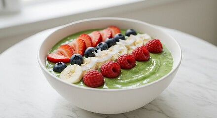 窓から差し込む明るい自然光に照らされた緑のスムージーボウル新鮮なベリーとココナッツフレークが美しく並ぶ栄養満点の健康的な朝食. AI Generated