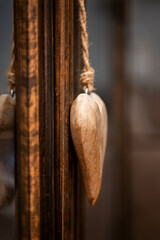 Holzherz h&auml;ngt an einer Juteschnur an einer alten Holzvitrine