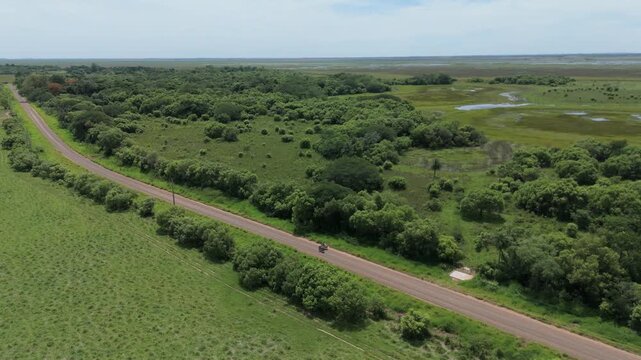 Camino rural en esteros del Iber&aacute; con pareja ciclista Corrientes Argentina