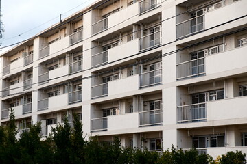 Obraz premium 人の姿がない午後の団地