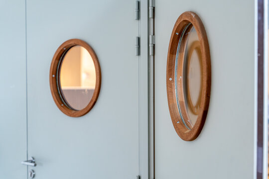 Porte &eacute;quip&eacute;e d&rsquo;un hublot circulaire, offrant un aper&ccedil;u lumineux et fonctionnel tout en apportant une touche esth&eacute;tique et pratique &agrave; l&rsquo;acc&egrave;s int&eacute;rieur ou ext&eacute;rieur.