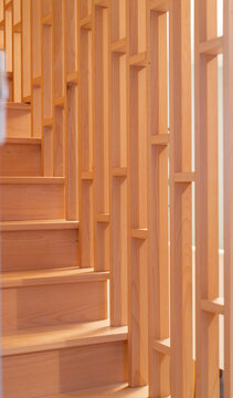 Claustra et escalier en bois. D&eacute;corations en bois naturelles et artisanales, apportant chaleur et texture &agrave; un int&eacute;rieur ou un &eacute;v&eacute;nement cr&eacute;atif.