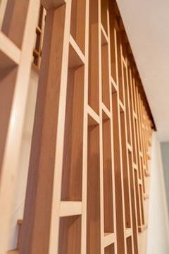 Claustra et escalier en bois. D&eacute;corations en bois naturelles et artisanales, apportant chaleur et texture &agrave; un int&eacute;rieur ou un &eacute;v&eacute;nement cr&eacute;atif.