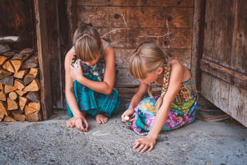 Kinder malen am Boden mit Malkreiden