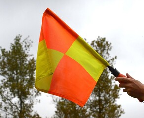 le drapeau de l'arbitre au football
