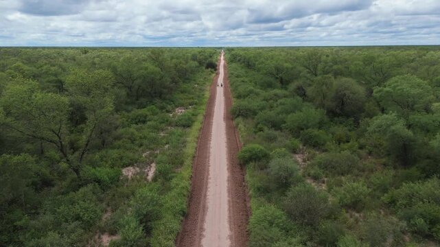 Camino rural chaco pareja en bicicleta Argentina