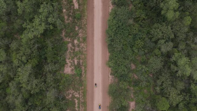 Camino rural chaco pareja viajera en bicicleta cenital Argentina