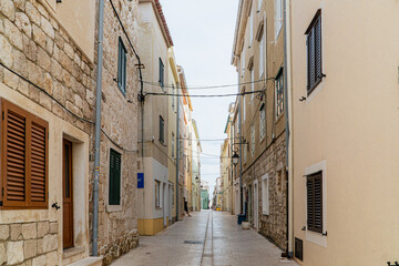 Fototapeta premium Miasto Pag, czyli stolica wyspy Pag w Chorwacji z portem i wąskimi uliczkami.