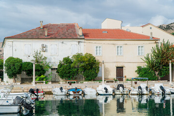 Miasto Pag, czyli stolica wyspy Pag w Chorwacji z portem i wąskimi uliczkami. © Franciszek