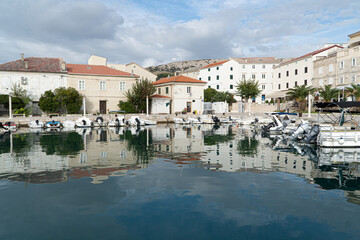 Miasto Pag, czyli stolica wyspy Pag w Chorwacji z portem i wąskimi uliczkami. © Franciszek