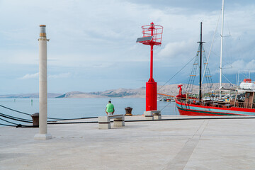 Miasto Pag, czyli stolica wyspy Pag w Chorwacji z portem i wąskimi uliczkami. © Franciszek
