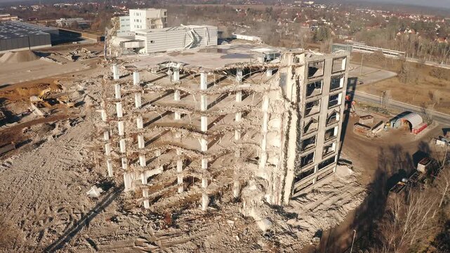 Abrissarbeiten an einem Haus in der N&auml;he von Berlin