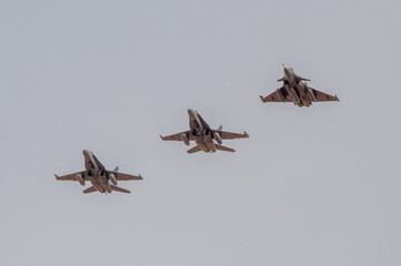 Formaci&oacute;n de aviones de combate