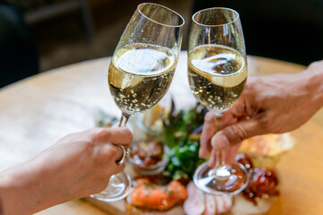 スパークリングワインで乾杯する場面、横構図