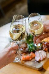 スパークリングワインで乾杯する場面、縦構図