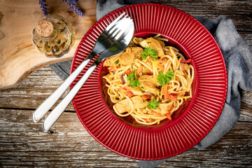 Fried noodles with chicken and vegetables.