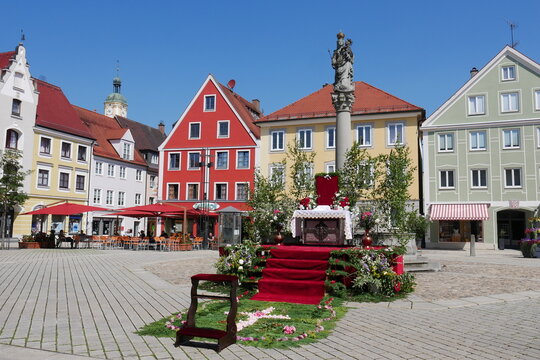 Marienplatz in Mindelheim mit Festschmuck Fronleichnam