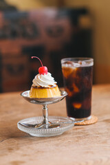 レトロな喫茶店のテーブルに並ぶプリンとアイスコーヒー